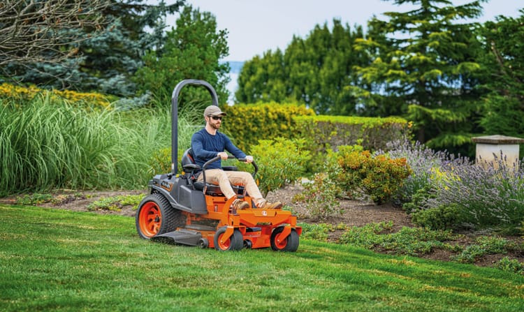 Man rining Z242KH Kubota Mower